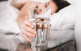 Boire de leau &agrave; jeun