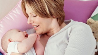 T&eacute;ter le sein de sa m&egrave;re plus de quatre mois d&eacute;veloppe les poumons