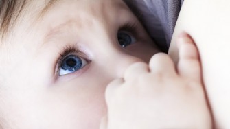 Une bact&eacute;rie pr&eacute;cieuse pour le b&eacute;b&eacute; dans le lait maternel